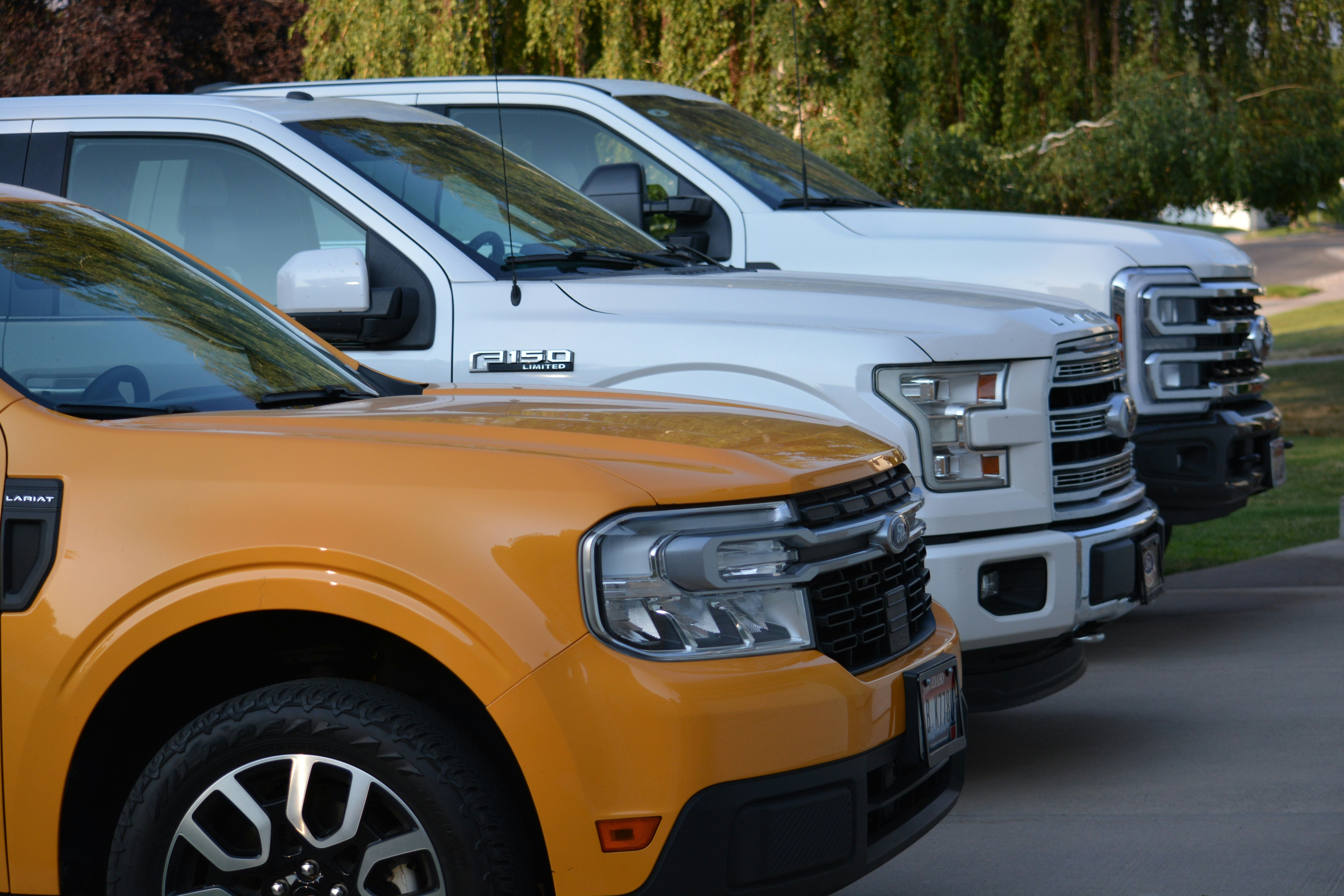 Line a fleet vehicle in different colors, from yellow to white