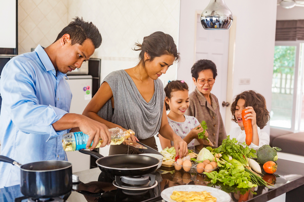 Familia multigeneracional cocina juntos