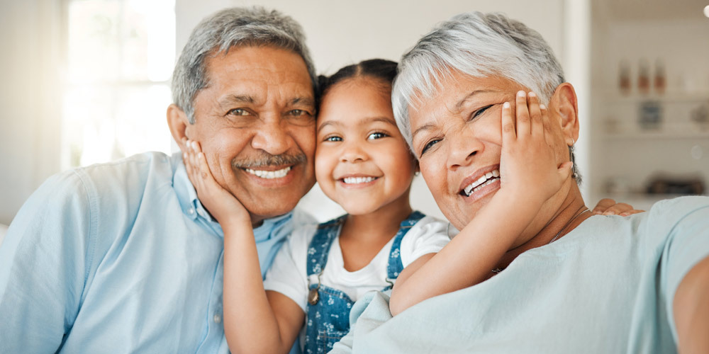 祖父母和孙女微笑着，共度时光。