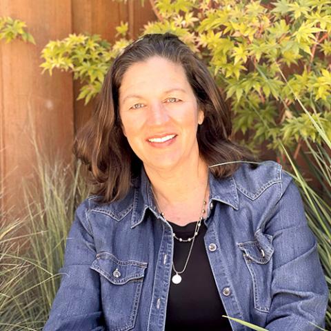 Holly Micheletos Headshot