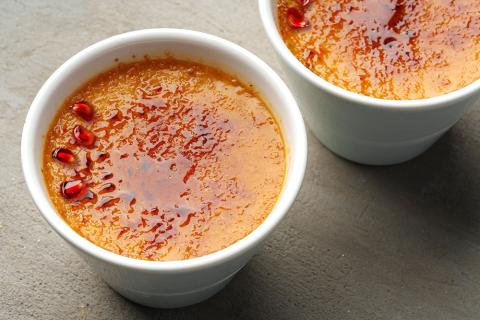 dos creme brulees con semillas de granada encima