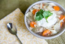 Sopa de fideos y pollo