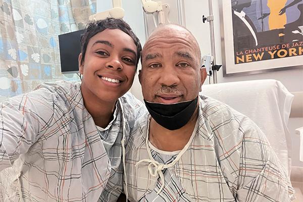 Emerald Marie posing with her uncle in the hospital after donating a kidney to him