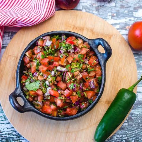 Salsa de tomate fresco en un cuenco de terracota