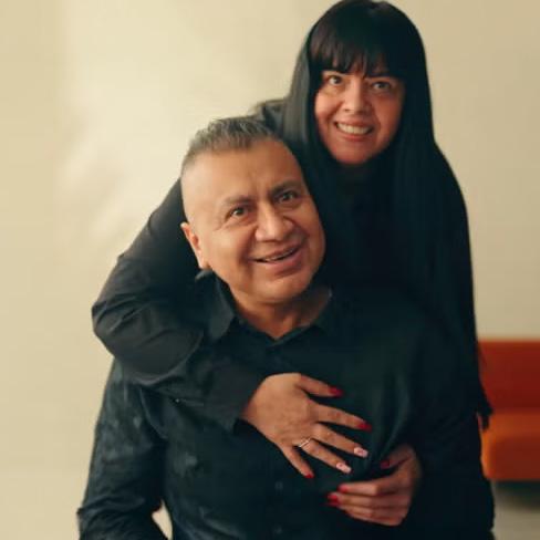 Gerardo y Mónica abrazándose