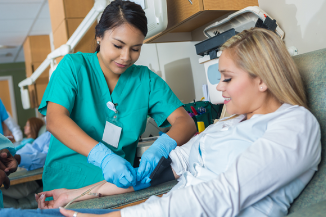 Médico extrayendo sangre en el consultorio