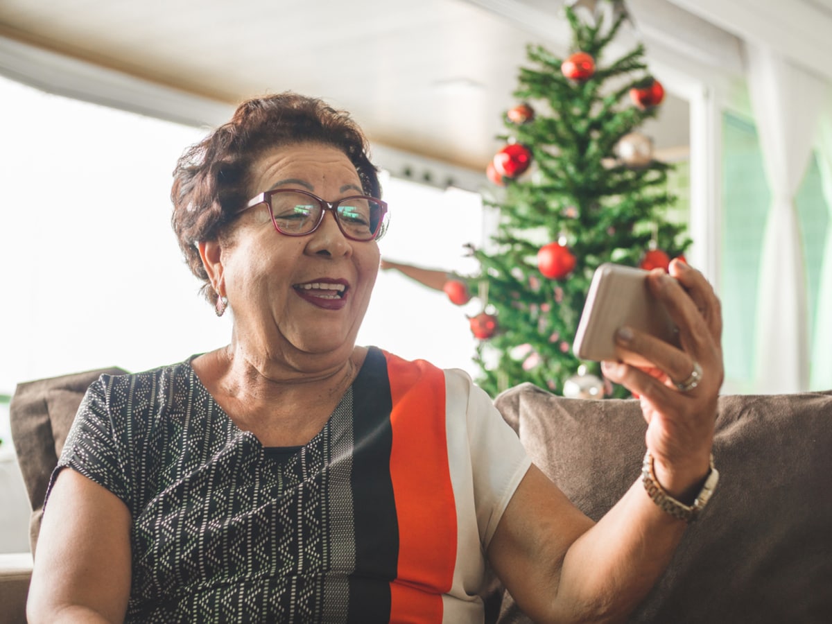 woman_holding_phone.jpg